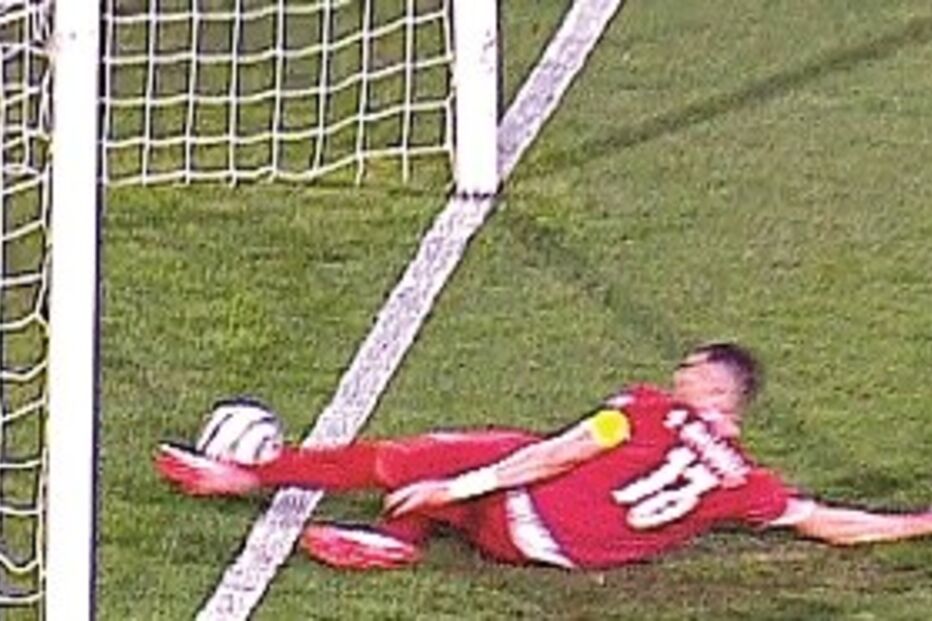 Stefan Mitrovic corta a bola rematada por CR7