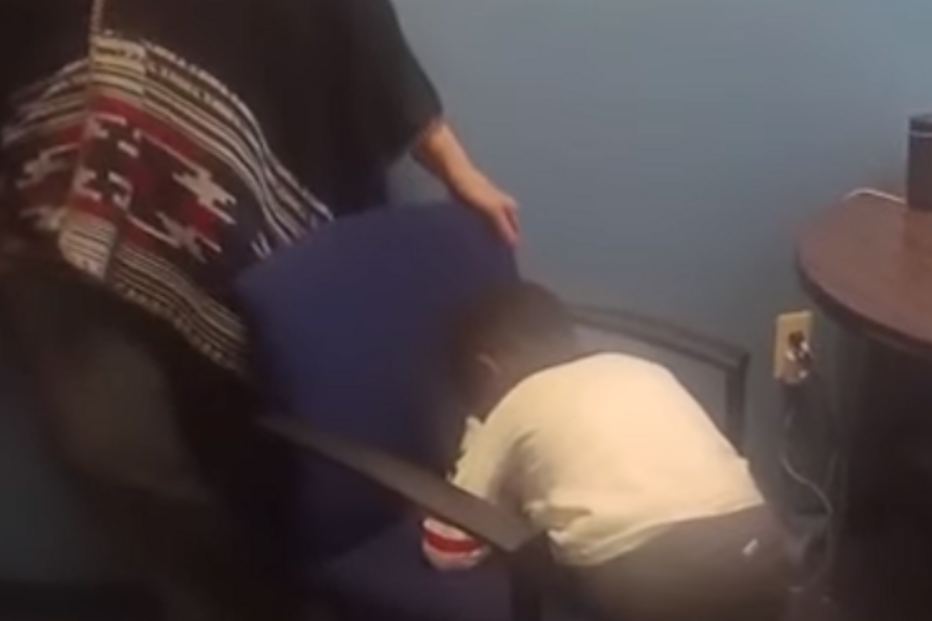 Menino de cinco anos detido pela polícia e algemado por ter fugido da escola