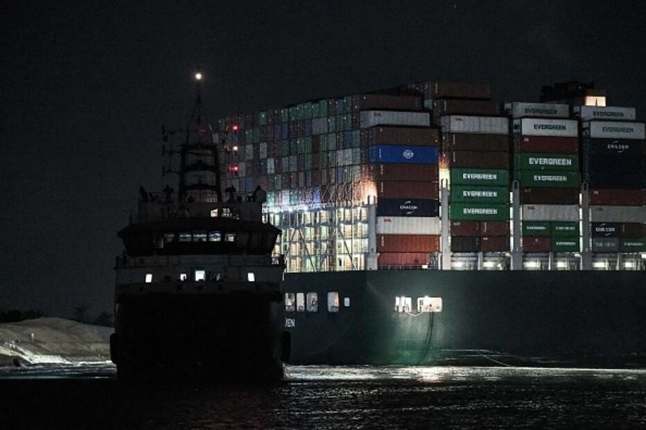 Falha nova tentativa de desencalhar navio no Canal do Suez