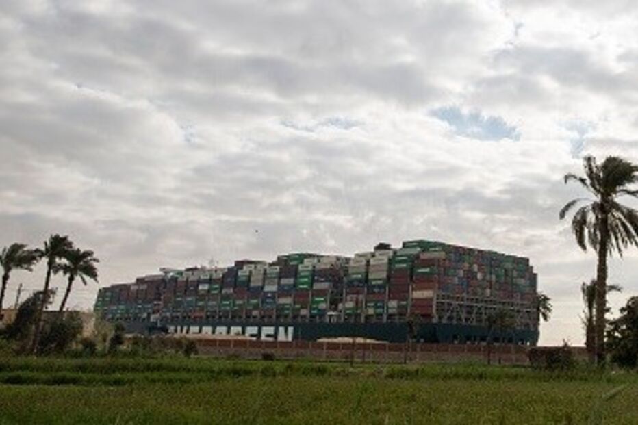 Libertados leme e hélice de porta-contentores encalhado no Canal do Suez
