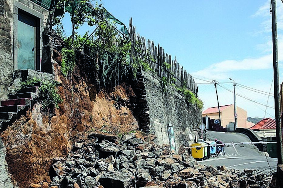 Destroços na estrada, na Madeira, após mau tempo