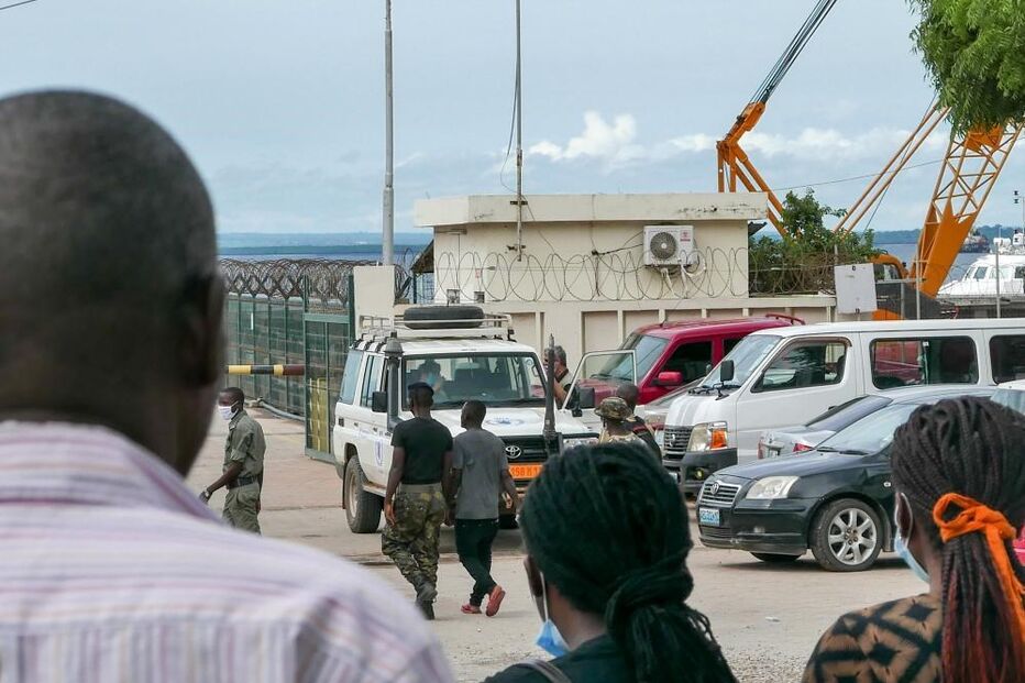 População de Pemba junta-se no porto à chegada dos deslocados dos ataques armados.