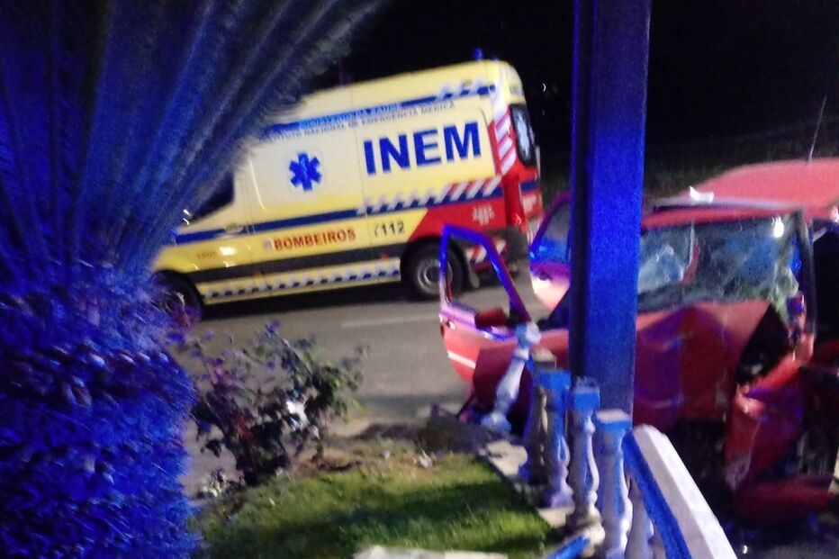 Viatura destruída contra poste  