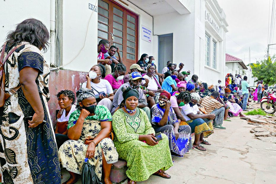 Centenas de pessoas aguardam em Pemba por notícias de familiares e amigos 