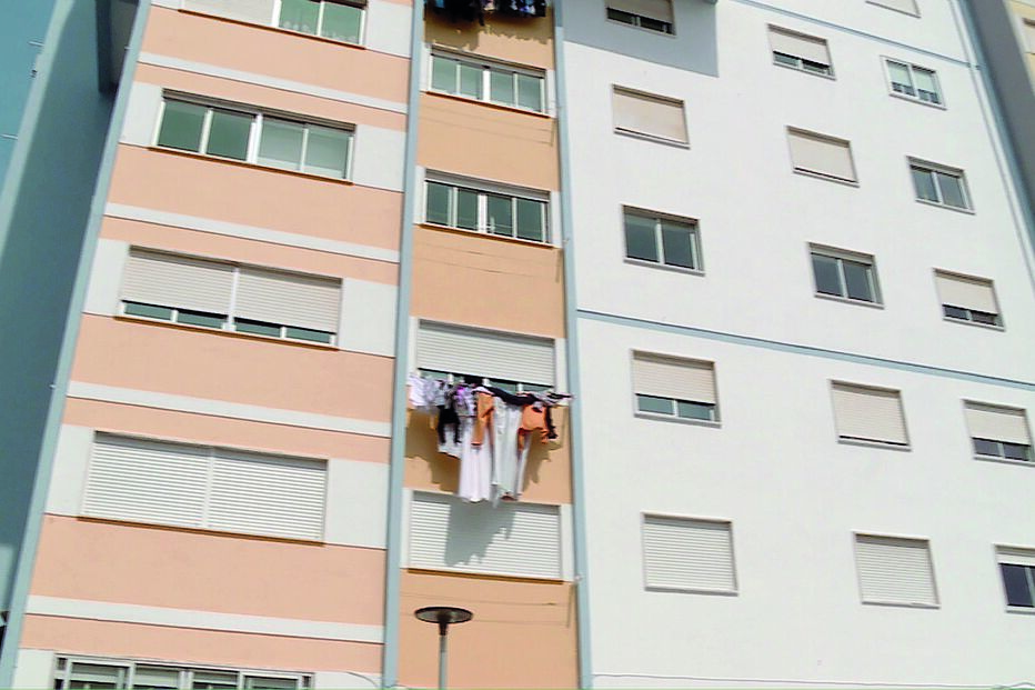 Prédio onde ocorreu o crime, em Massamá, Sintra 