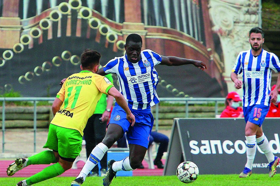 Sarr (ao centro na imagem) e Carraça (à dir.) fizeram o primeiro jogo pela equipa B na vitória (4-0) frente ao Mafra
