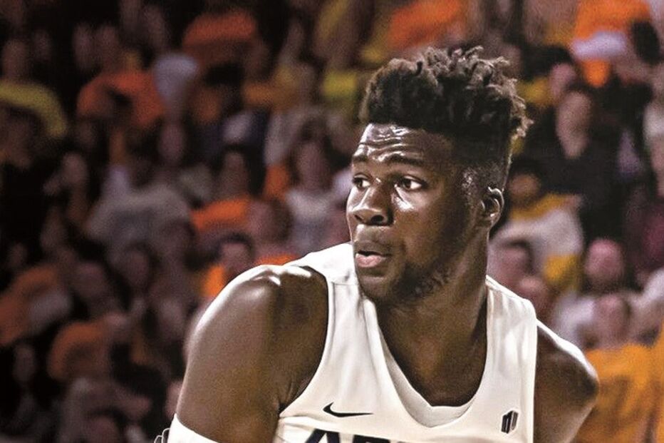 Neemias Queta tem 21 anos e fez a sua formação no Barreirense. Mede 2,11 metros e pesa 109 kg 