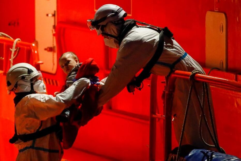 Bebé salvo durante resgate a barco de migrantes com várias crianças ao largo das ilhas Canárias