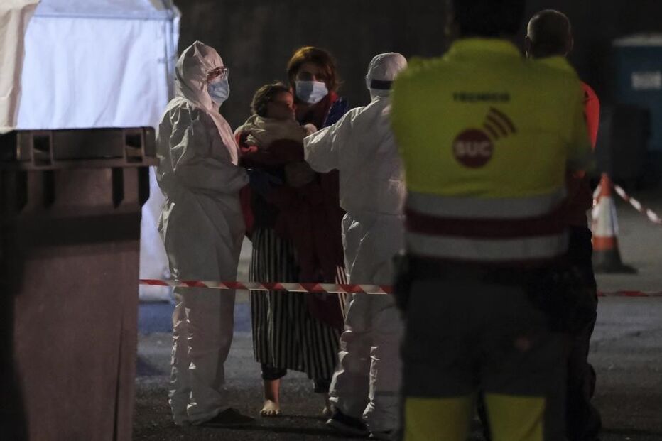 85 migrantes foram resgatados de duas embarcações ao largo das ilhas Canárias