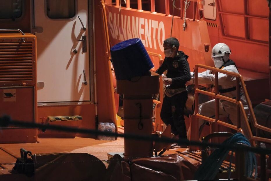 85 migrantes foram resgatados de duas embarcações ao largo das ilhas Canárias