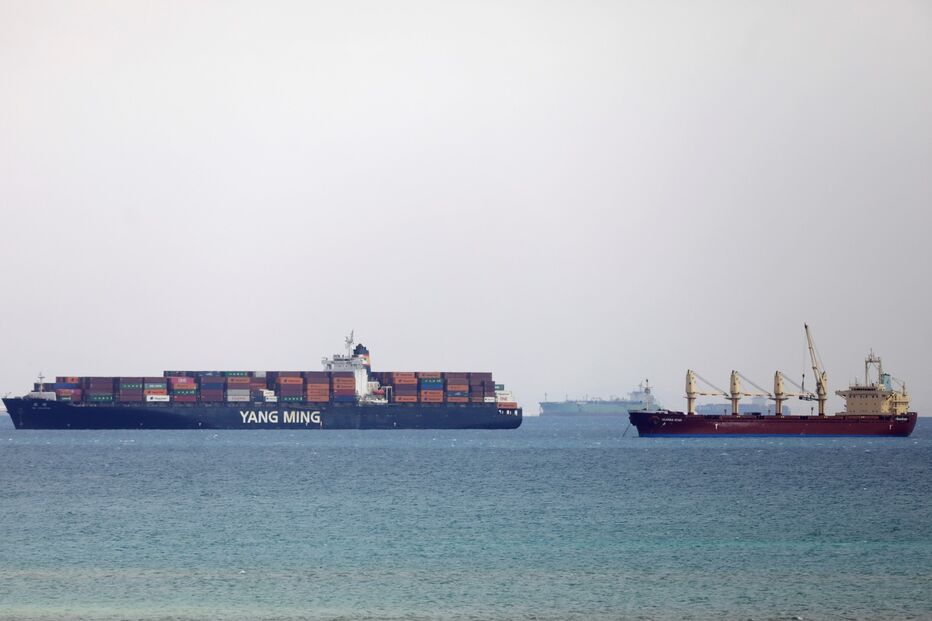 Navio encalhado no Canal do Suez 