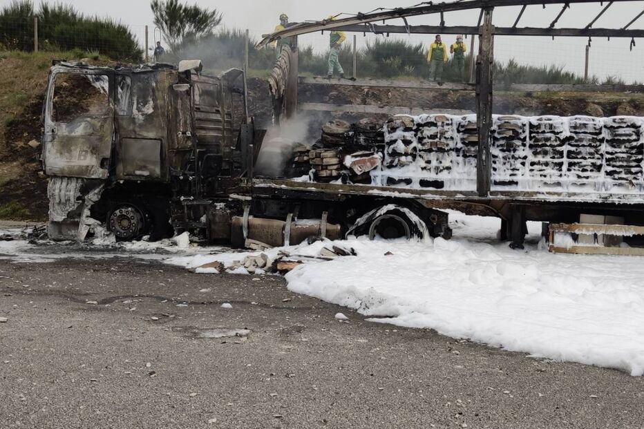 Incêndio em camião corta A4 em Vila Real no sentido Sul - Norte 