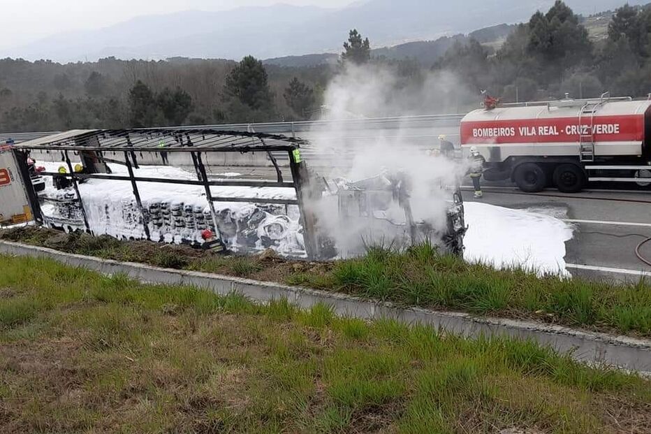 Incêndio em camião corta A4 em Vila Real no sentido Sul - Norte 