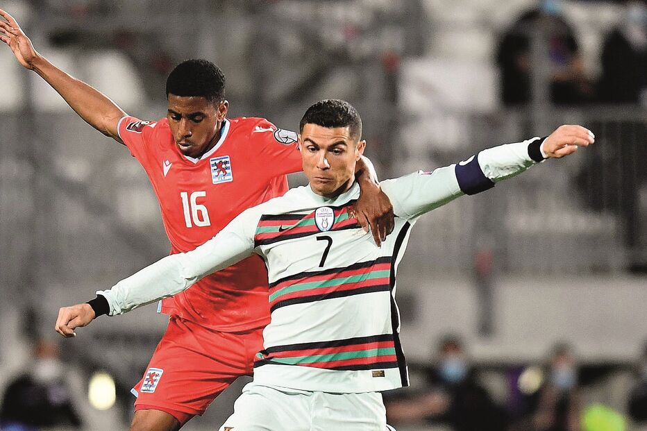 Cristiano Ronaldo tenta criar perigo perante a oposição do luxemburguês Leandro Barreiro