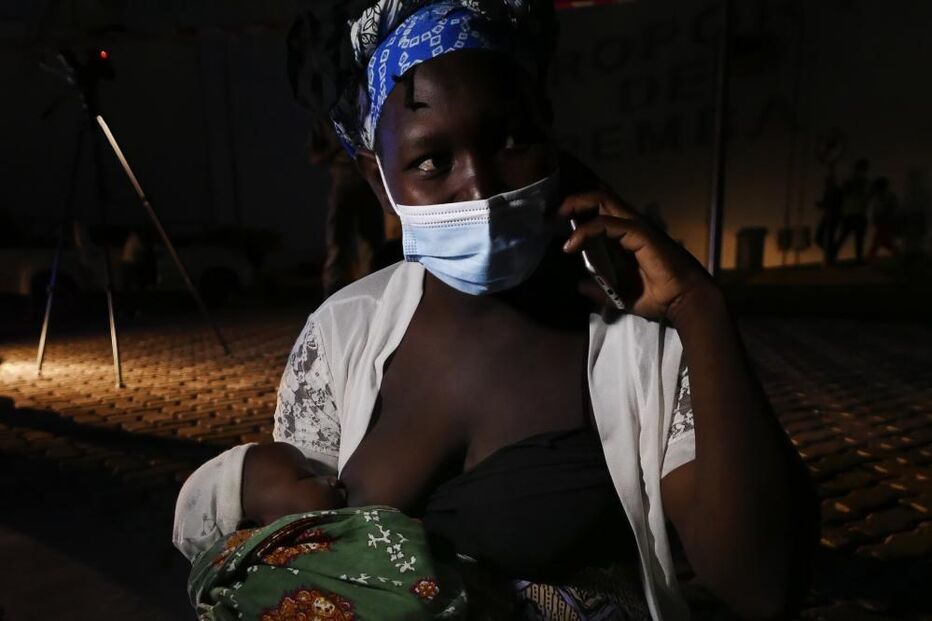 Aida Cisto com a filha bebé ao colo