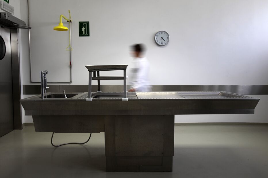 Funcionários recebiam dinheiro, refeições e bebidas para que alguns mortos passassem à frente na autópsia