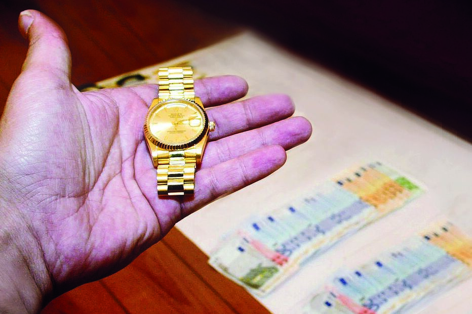 Atraiu comprador do relógio de luxo até quarto de hotel, onde iriam fazer a troca. Mas a vítima acabou por ser alvo de uma emboscada, por outros dois homens  