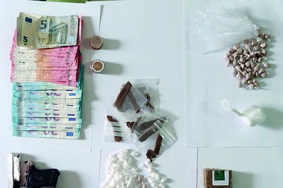 Armas, dinheiro e droga apreendidos