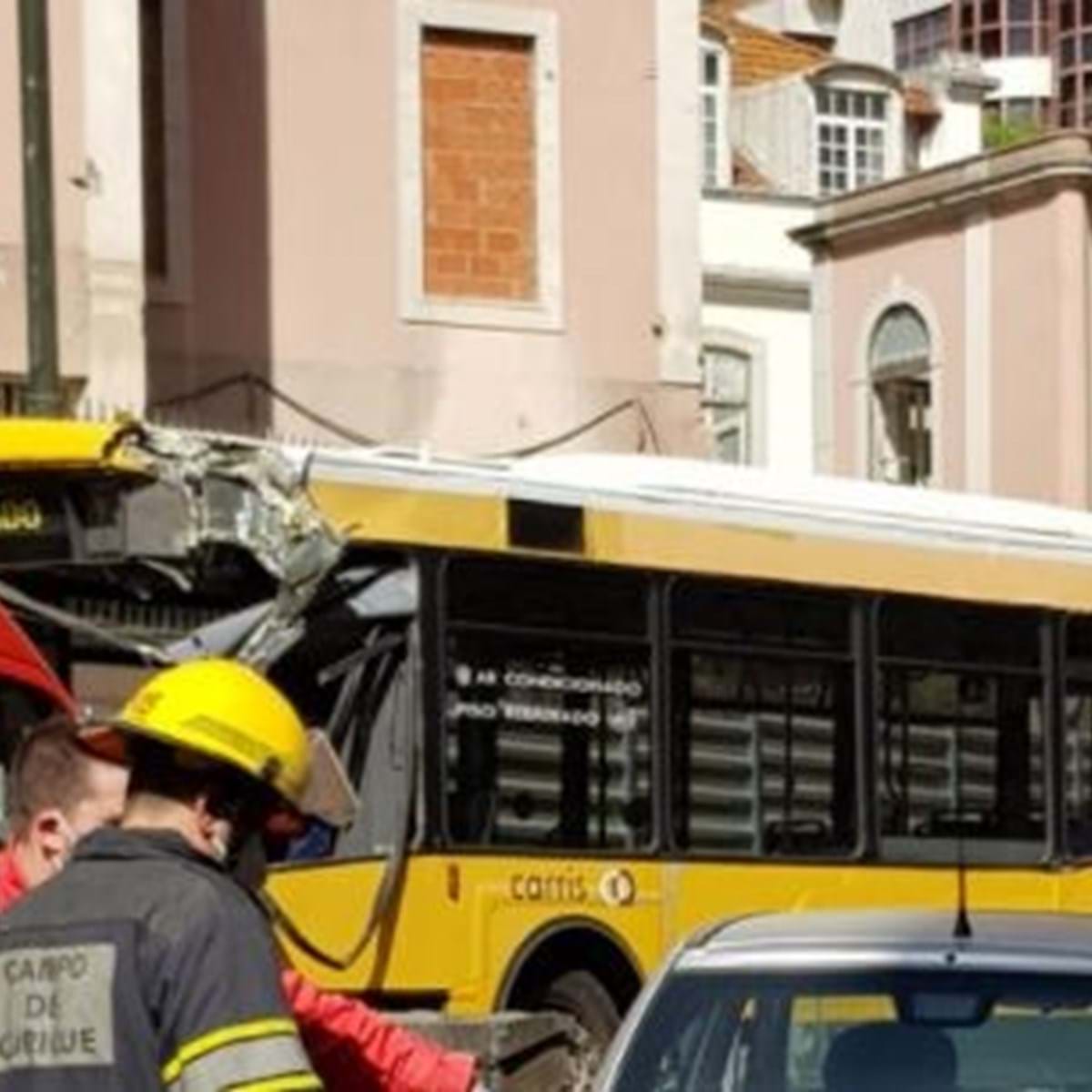 Mais um autocarro da Carris apedrejado em Lisboa - Vídeos - Correio da Manhã