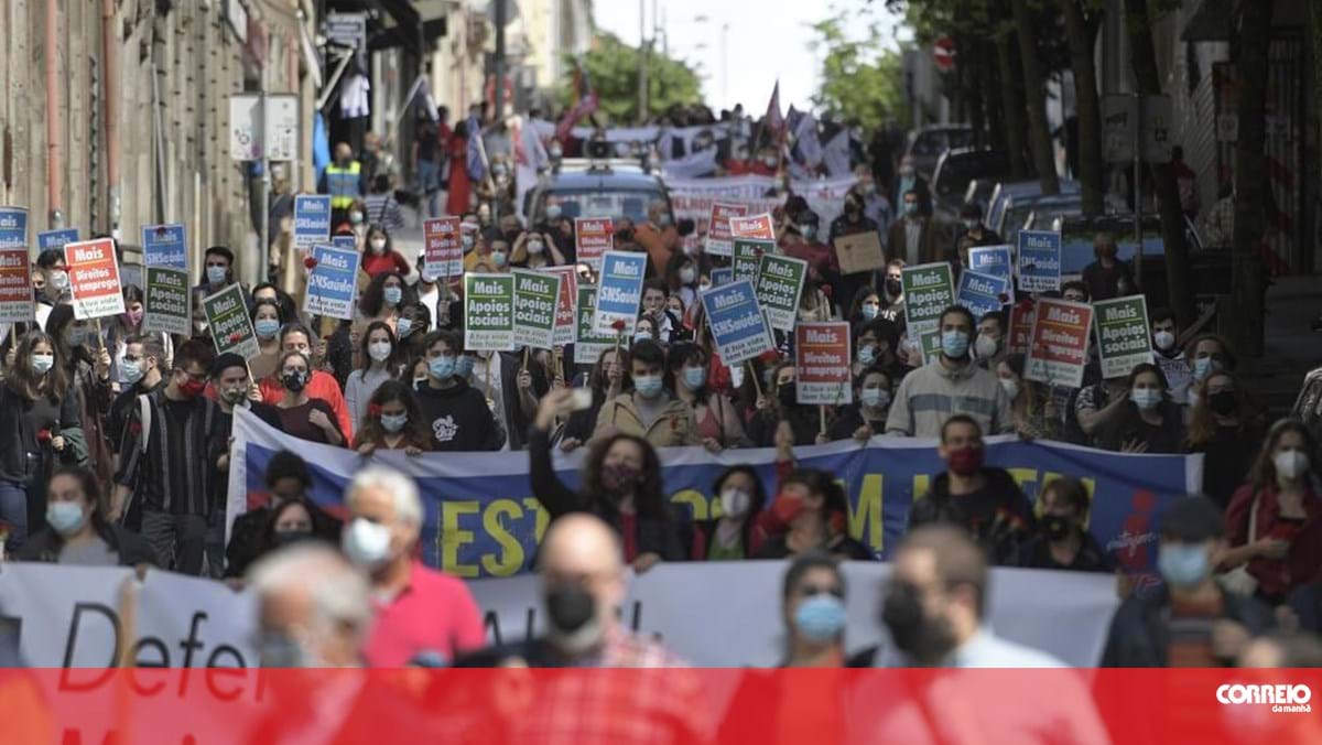 Desfile da comemoração do 25 de Abril juntou no Porto várias centenas