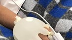 Enfermeira conforta doentes Covid com luvas cheias de água quente para simular toque humano