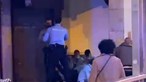 Agentes da PSP agredidos por homem que se recusou a usar máscara dentro de pastelaria em Lisboa 