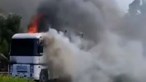 Incêndio em camião com madeira condiciona circulação na A1 no sentido Sul-Norte em Torres Novas