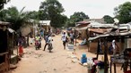 População revoltada com morte de menina angolana leva caixão até à esquadra