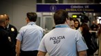 Dois homens com mandados de detenção apanhados pelo SEF nos aeroportos de Lisboa e da Madeira