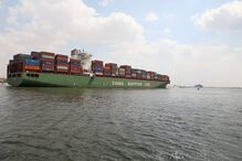 Congestionamento de embarcações continua no Canal do Suez