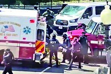 Autor do ataque saiu do caro com uma faca e foi morto 