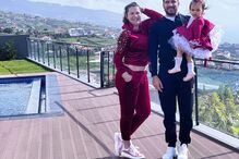 Katia Aveiro com o marido e a filha