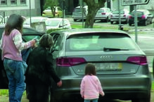 Sara Barradas na chegada à cadeia de Tires com a avó e irmã mais nova
