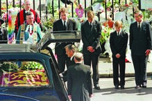 William e Harry com 15 e 12 anos nas cerimónias fúnebres da princesa Diana