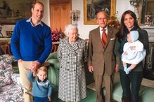 rainha Isabel II e Filipe de Edimburgo com os bisnetos
