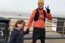 Homem desconhecido deita-se no chão para acalmar menino autista 