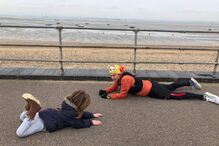 Homem desconhecido deita-se no chão para acalmar menino autista 