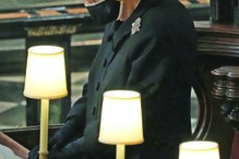 Rainha esteve sempre isolada e não conseguiu conter as lágrimas durante a missa