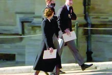 William, Harry e Kate à saída da capela 