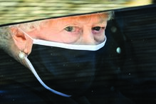 Isabel II triste à chegada à Capela de S. Jorge, em Windsor