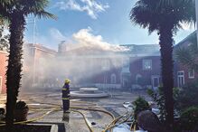 Chamas consomem edifício devoluto em Paço de Arcos