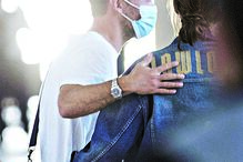 Revista espanhola mostra cumplicidade entre Sara e amigo