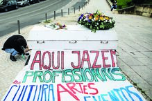 Um dos vários cartazes do funeral da Cultura, em Lisboa