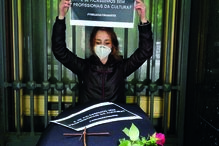 No Porto, profissionais da Cultura simularam o funeral do setor da cultura com um caixão, flores e cartazes