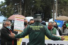 Comerciantes cortam trânsito e exigem reabertura da fronteira com Espanha em Chaves