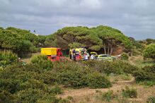 Mulher transportada de helicóptero para hospital após queda de arriba com 10 metros em Albufeira