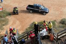 Mulher transportada de helicóptero para hospital após queda de arriba com 10 metros em Albufeira