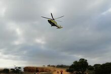 Mulher transportada de helicóptero para hospital após queda de arriba com 10 metros em Albufeira