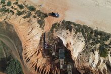 Mulher transportada de helicóptero para hospital após queda de arriba com 10 metros em Albufeira	