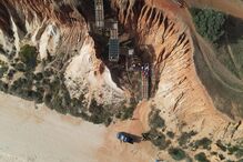 Mulher transportada de helicóptero para hospital após queda de arriba com 10 metros em Albufeira	